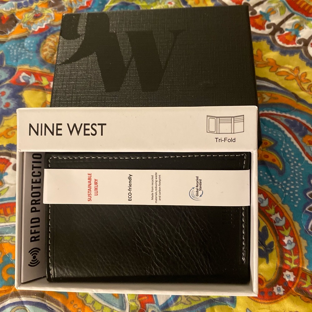 Men’s trifold black wallet